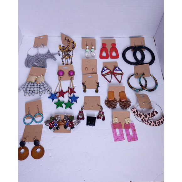 Vintage Earrings Lot of 19 Pairs Different Styles and Colors Jewelry - Picture 11 of 11